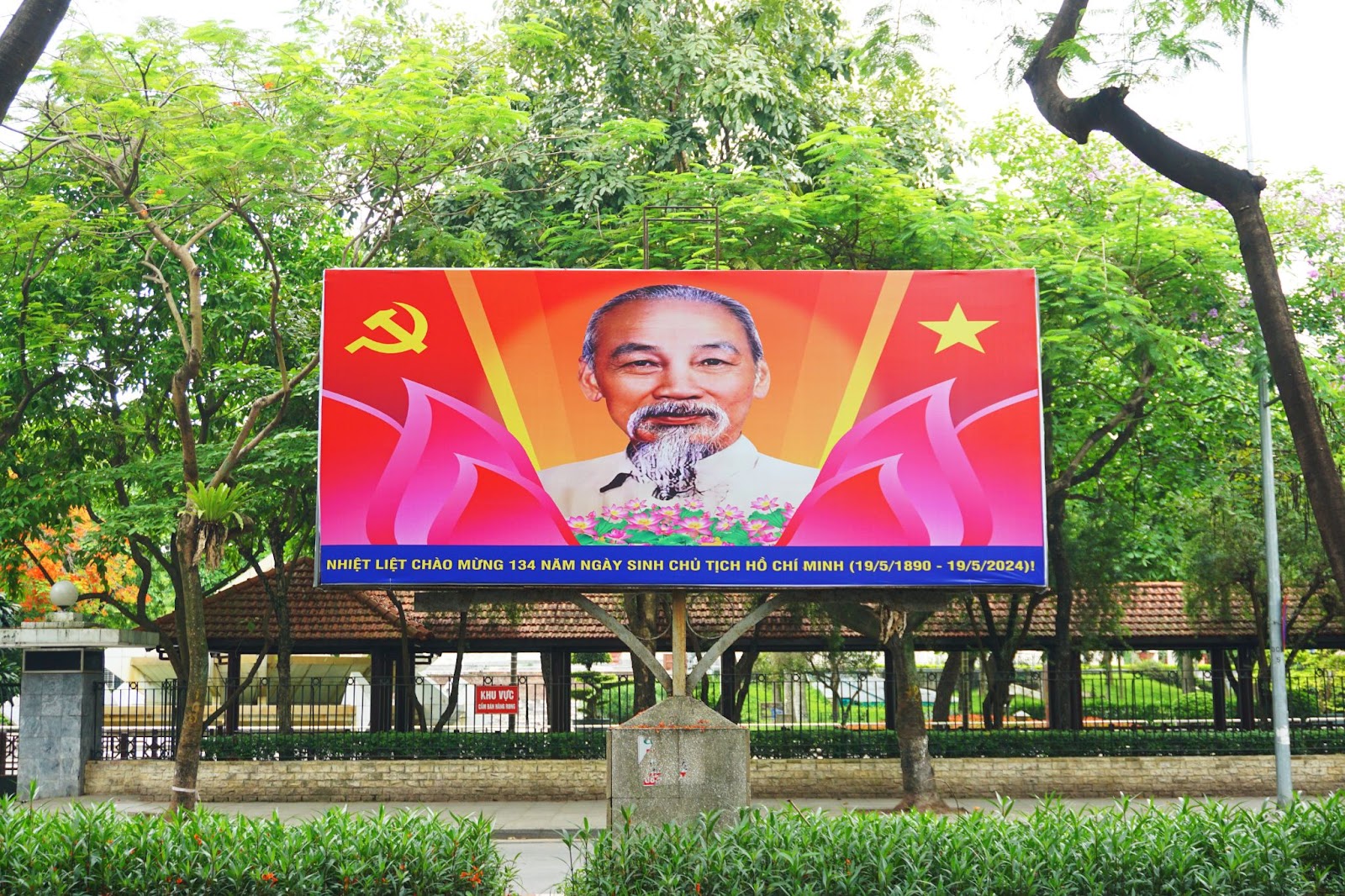 Hà Nội rợp sắc cờ hoa kỷ niệm ngày sinh Chủ tịch Hồ Chí Minh