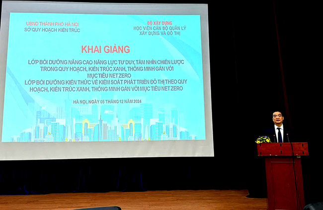 Khai giảng lớp bồi dưỡng nâng cao năng lực tư duy, tầm nhìn chiến lược trong quy hoạch, kiến trúc xanh, thông minh gắn với mục tiêu Net Zero; bồi dưỡng kiến thức về kiểm soát phát triển đô thị theo quy hoạch, kiến trúc đô thị xanh, thông minh gắn với mục tiêu Net Zero