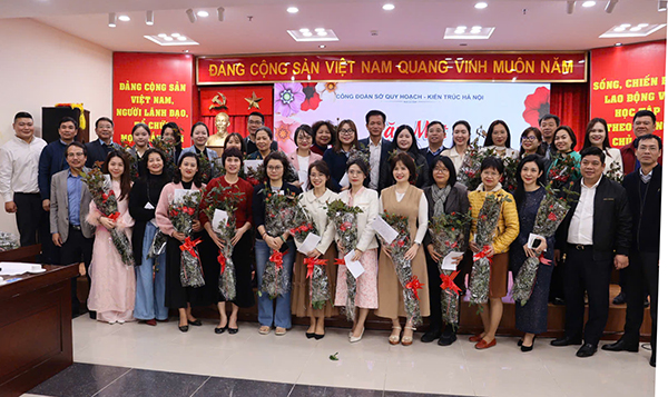 Sở Quy hoạch – Kiến trúc Hà Nội tổ chức buổi gặp mặt và Hội thi cắm hoa nghệ thuật chào mừng Quốc tế phụ nữ 8/3.